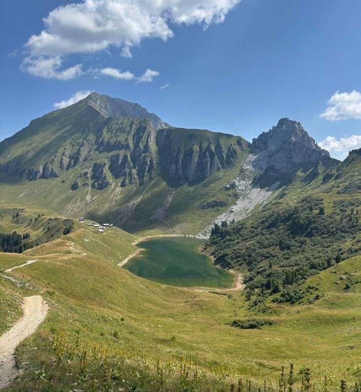 Postcard views at Lac Lessy, one of the best hikes near Annecy